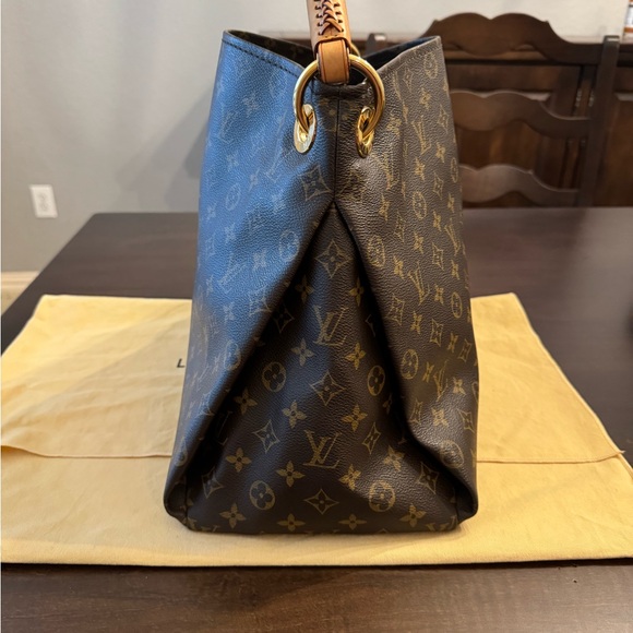 Authentic Louis Vuitton Artsy MM - Picture 2 of 15